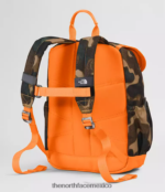 The North Face accesorio NFHLJL396 estampado de textura de camuflaje marrón utilitario/mandarina niños mochila mini explorador juvenil - Image 2